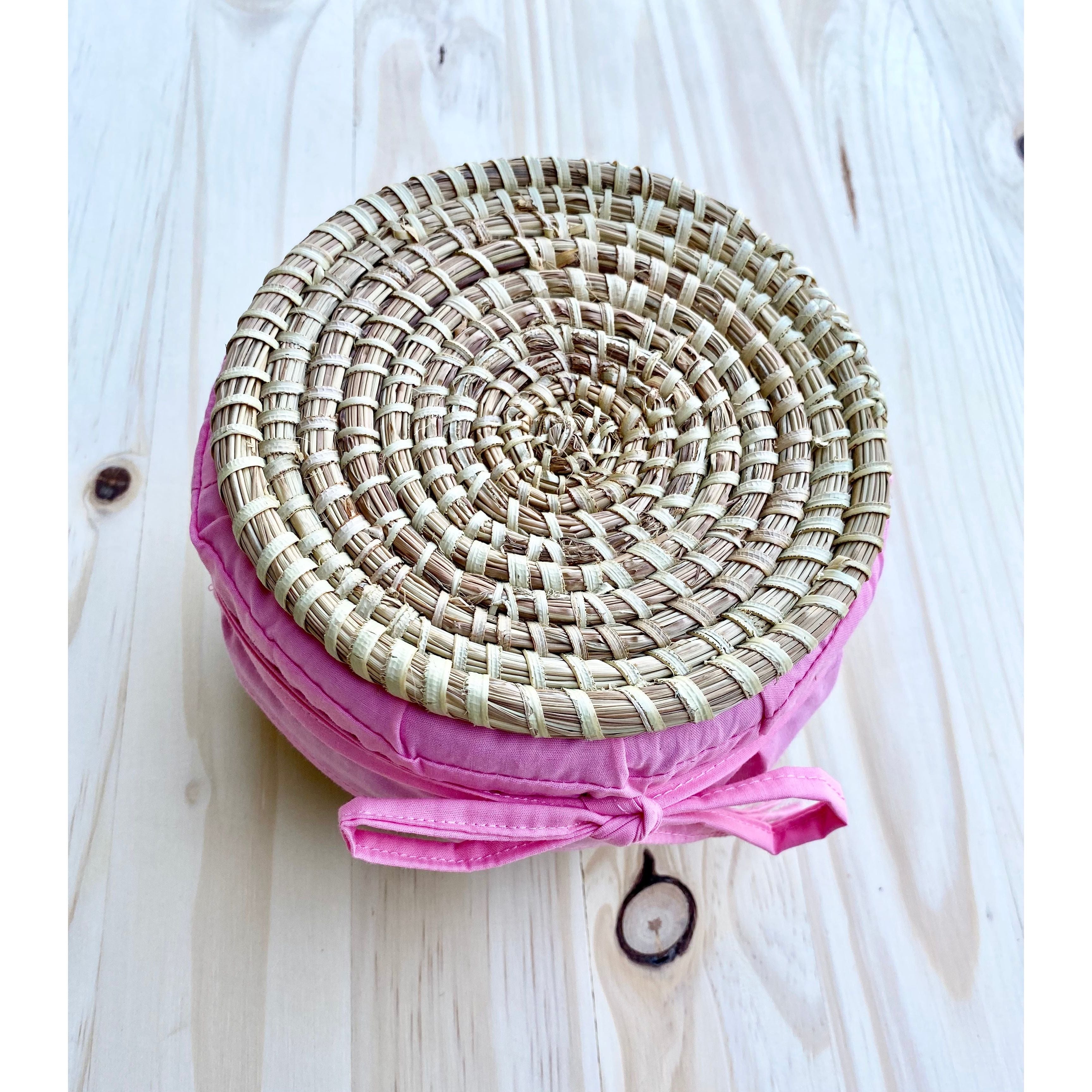 Panier de rangement en raphia
