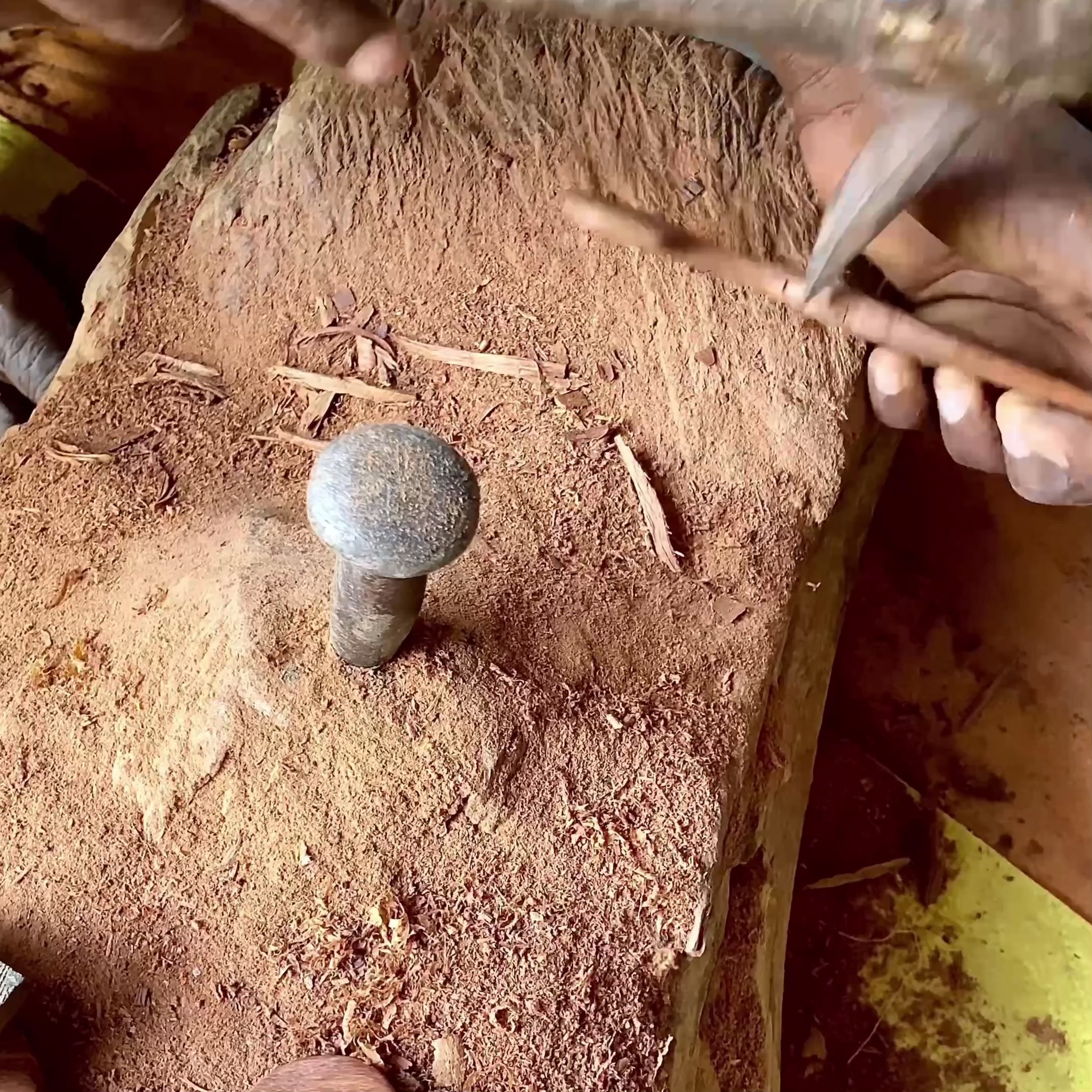 Charger la vidéo: Découvrez comment le peigne Kangué fut fabriqué par nos artisans africains.